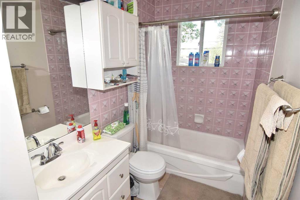 Single Family House 4 Level for Sale in  Penworth Road SE Penbrooke Meadows Calgary 