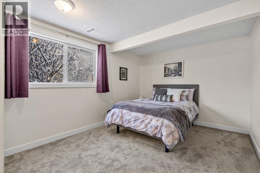 Single Family House Bi-level for Sale in  Oakmoor Drive SW Oakridge Calgary 