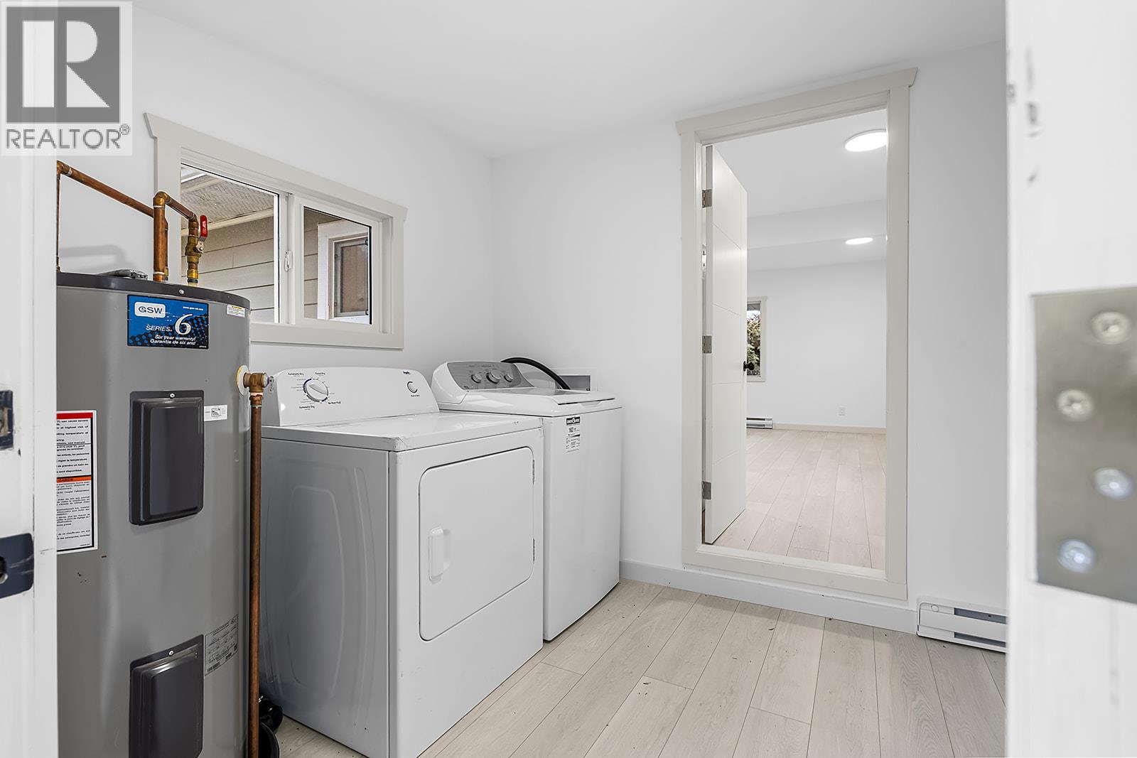 1924 Cook Street, Creston