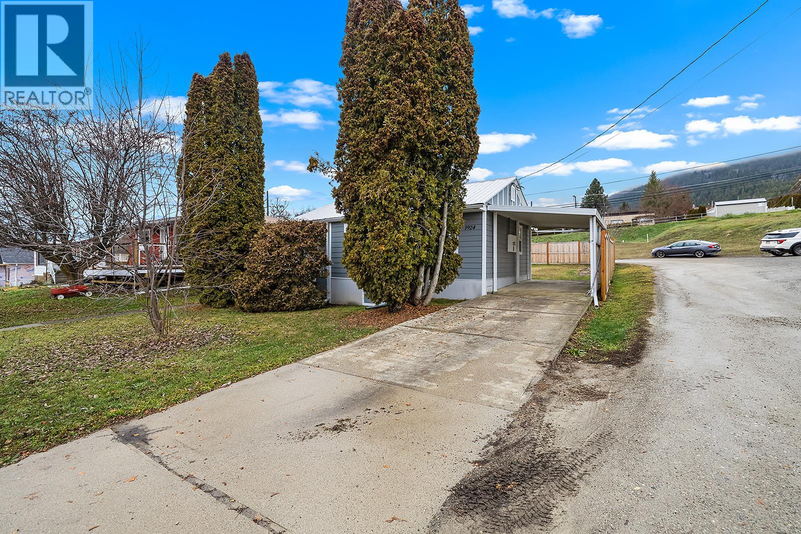 1924 Cook Street, Creston