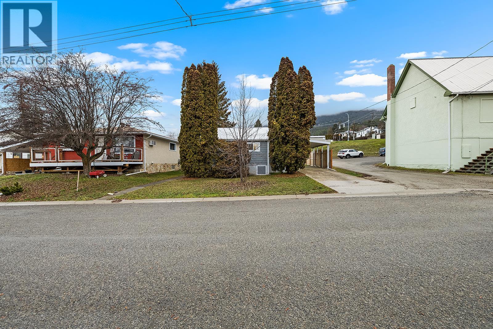 1924 Cook Street, Creston