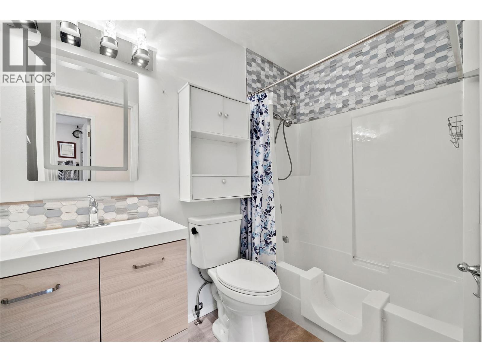 2070 3 Avenue SE, Salmon Arm