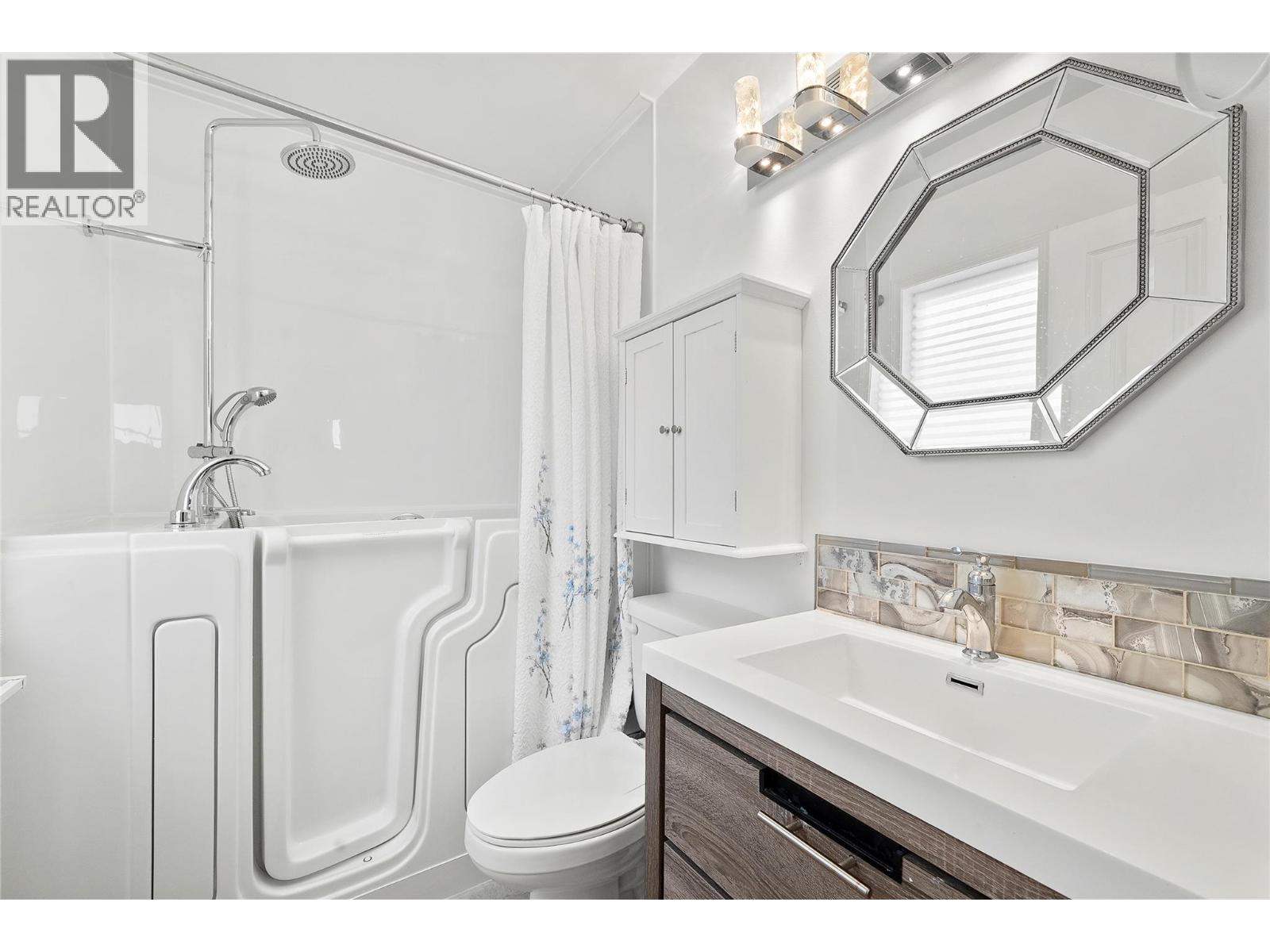 2070 3 Avenue SE, Salmon Arm