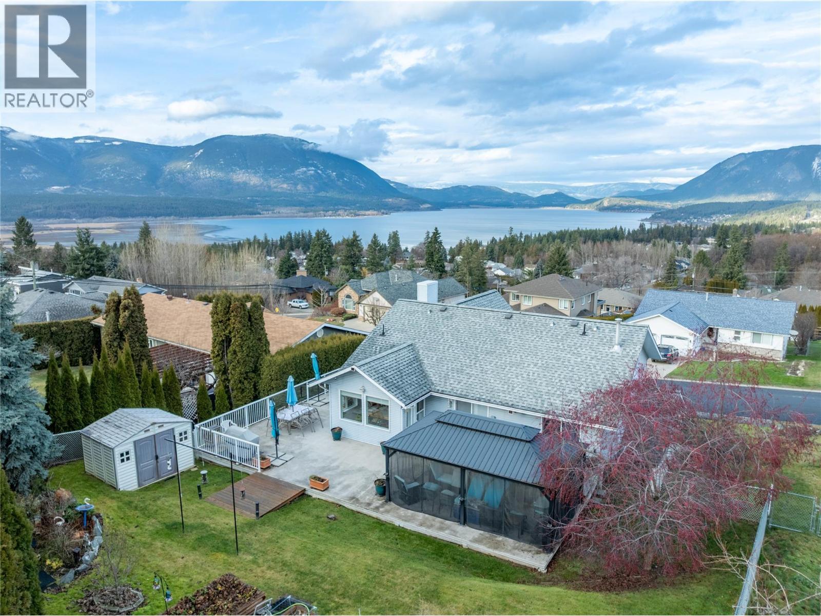 2070 3 Avenue SE, Salmon Arm