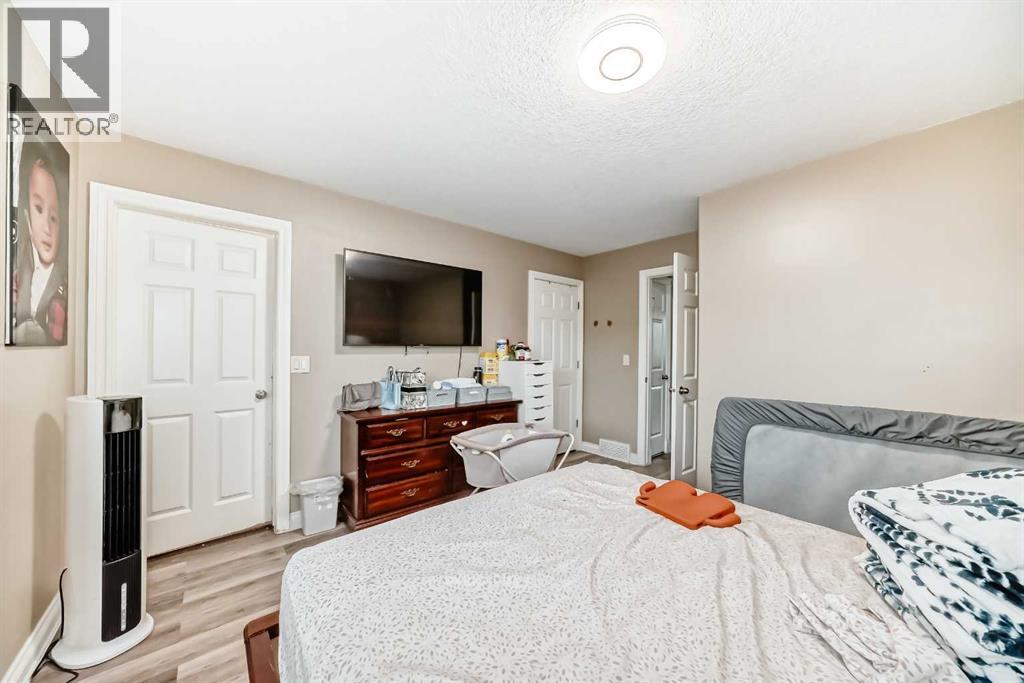 Single Family House 4 Level for Sale in  Dover Mews SE Dover Calgary 