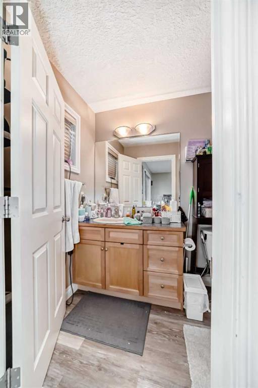 Single Family House 4 Level for Sale in  Dover Mews SE Dover Calgary 