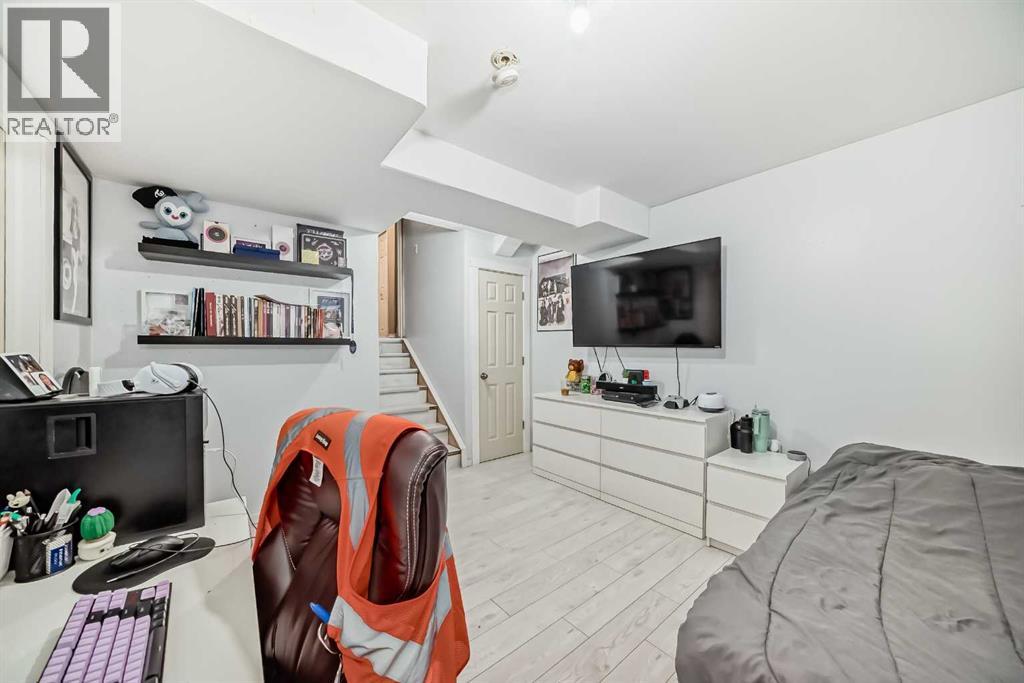 Single Family House 4 Level for Sale in  Dover Mews SE Dover Calgary 