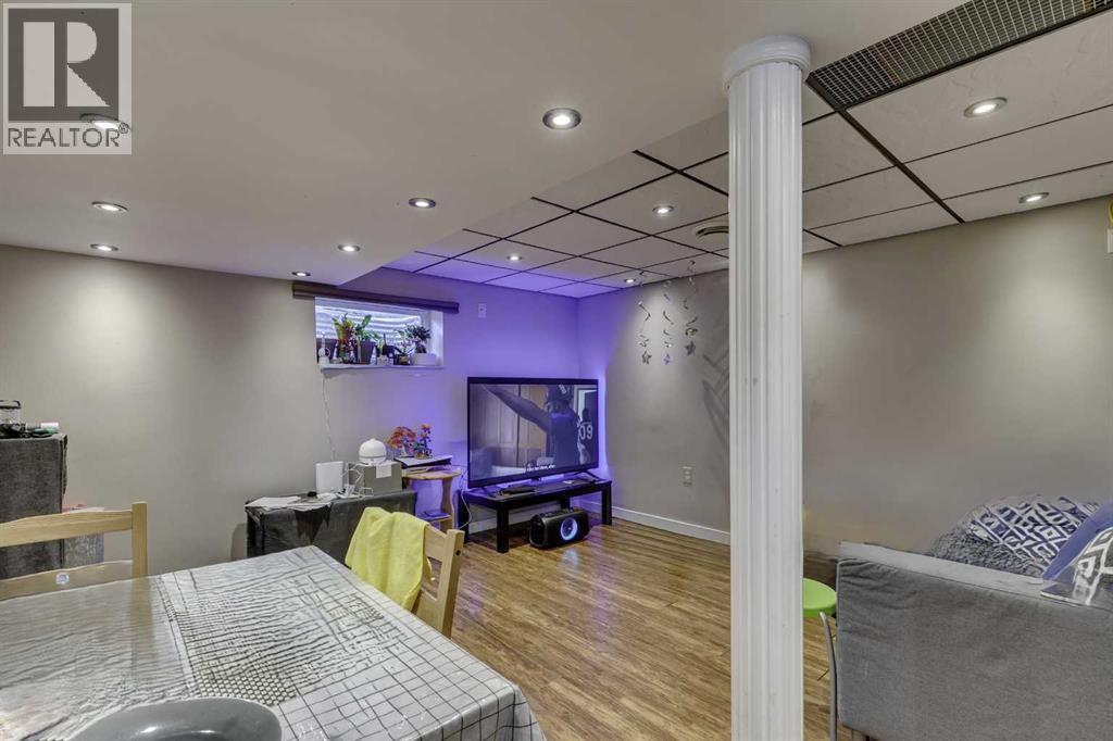 Single Family House 4 Level for Sale in  Woodglen Close SW Woodbine Calgary 