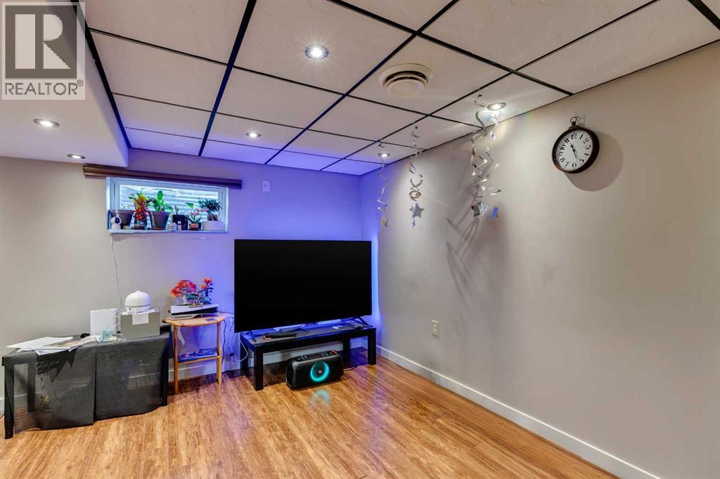 Single Family House 4 Level for Sale in  Woodglen Close SW Woodbine Calgary 