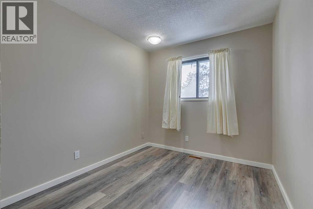 Single Family House 4 Level for Sale in  Woodglen Close SW Woodbine Calgary 