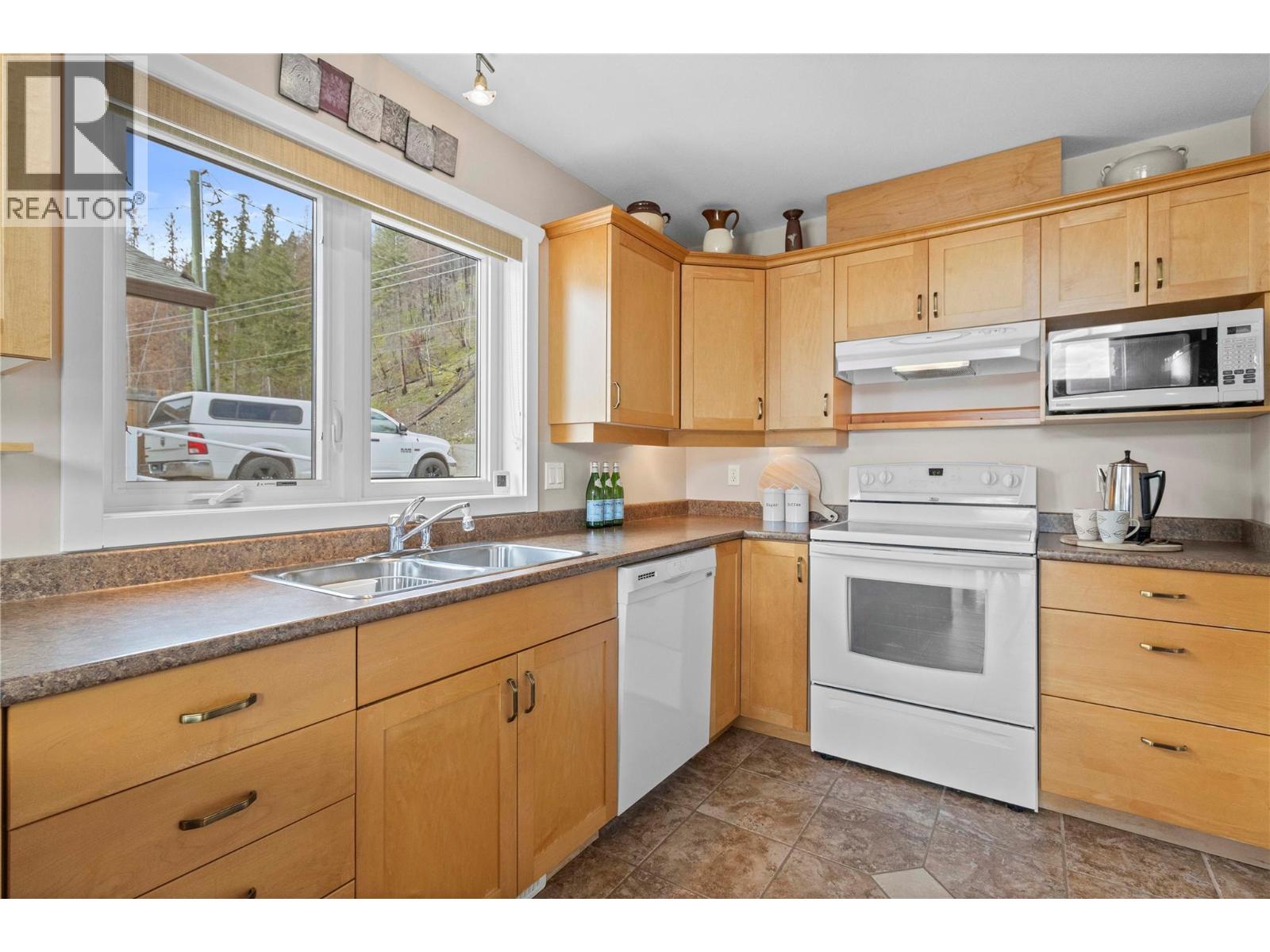 5106 Squilax Anglemont Road, Celista