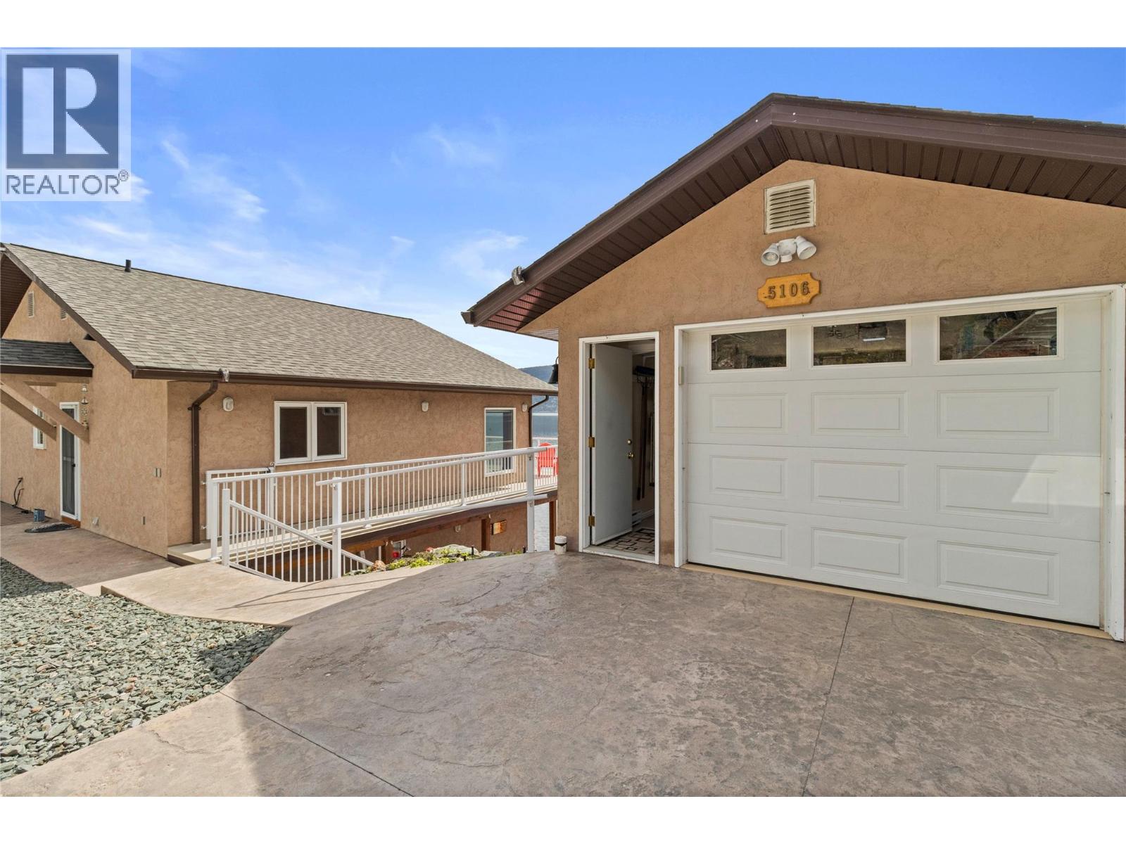 5106 Squilax Anglemont Road, Celista