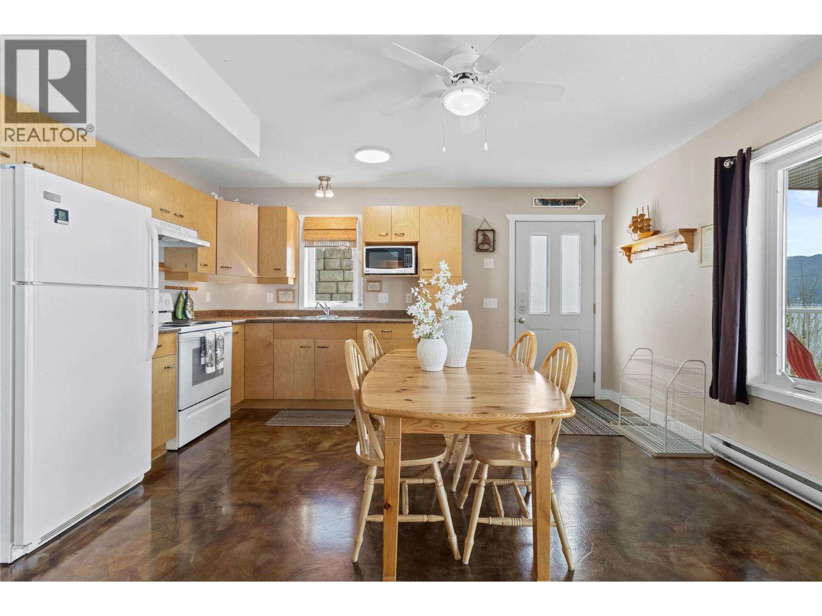 5106 Squilax Anglemont Road, Celista