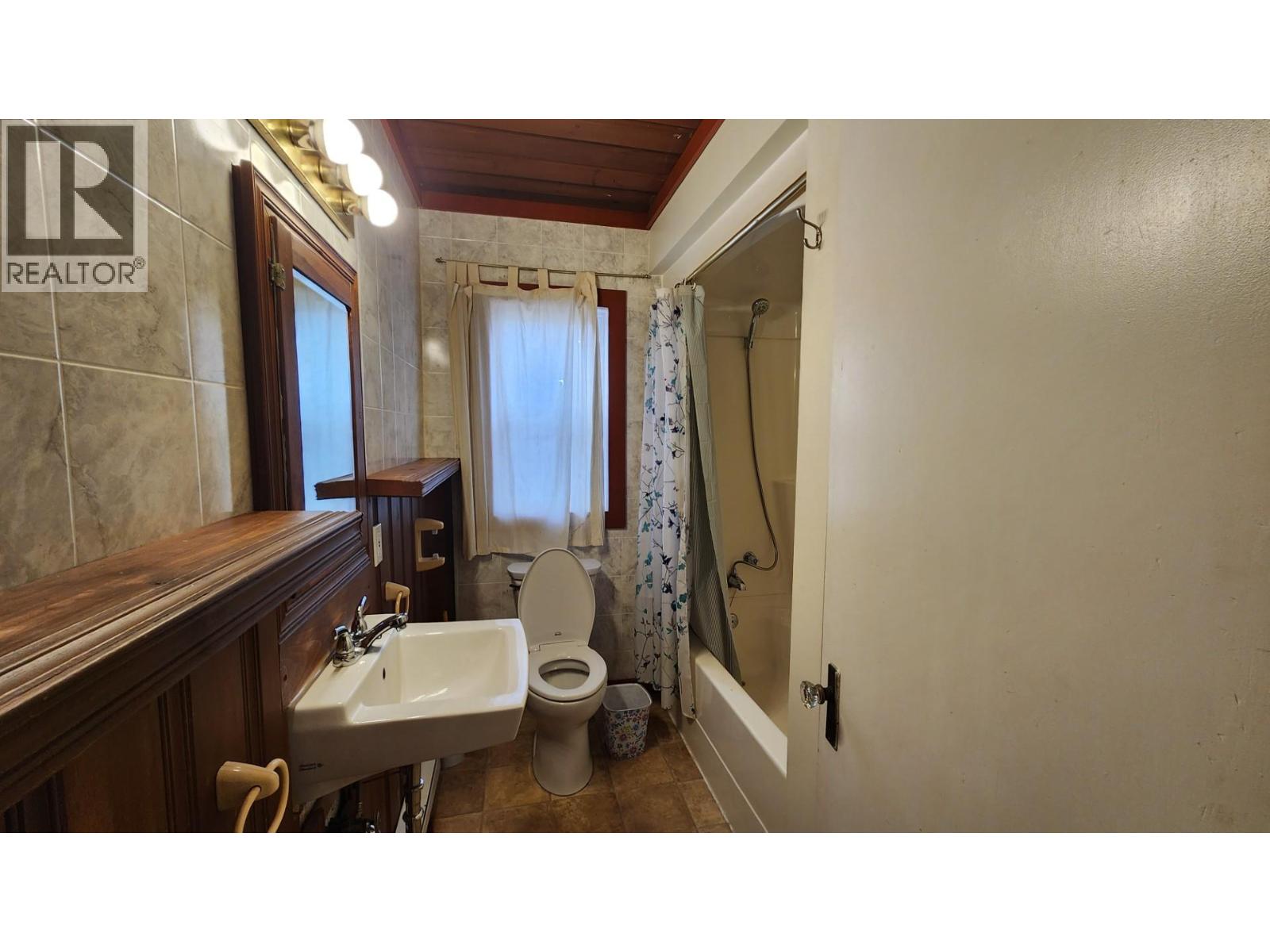  201 6th Avenue Northwest, Nakusp