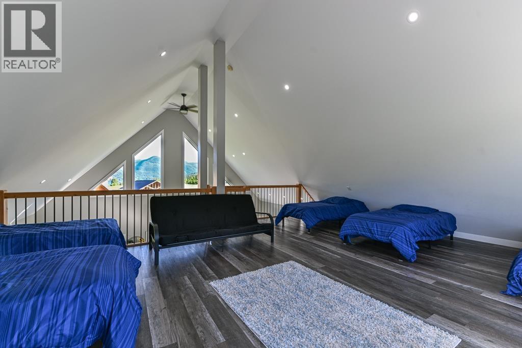 3963 CANIMVIEW DRIVE - 38