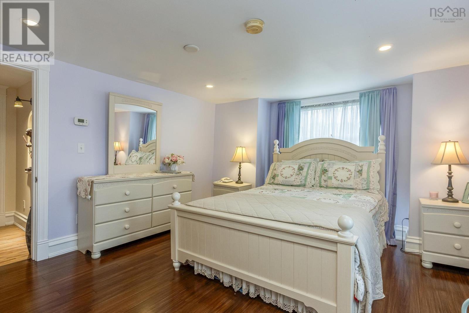 Property 17 of 50 of 76 Montague Row