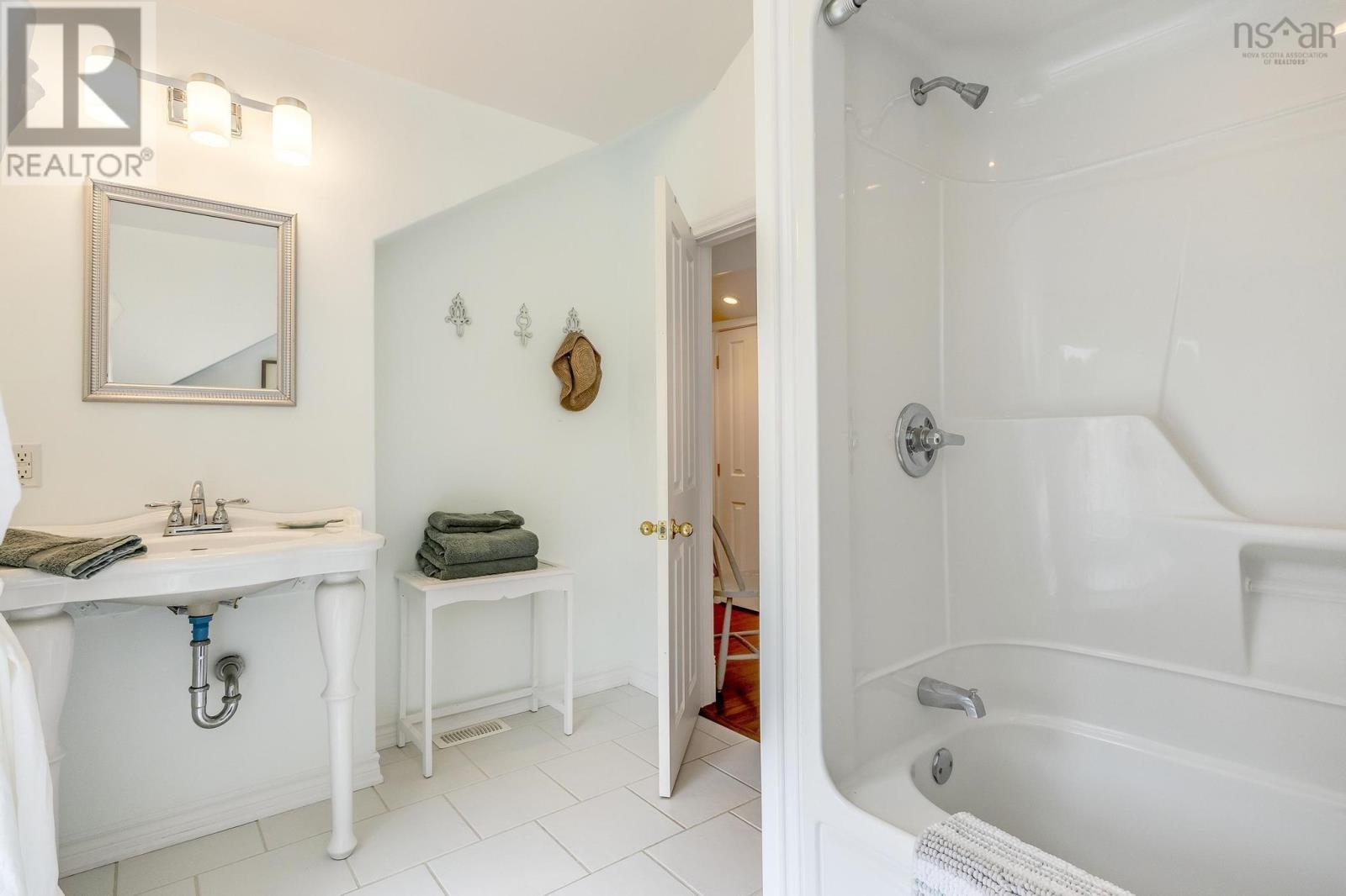 Property 23 of 50 of 76 Montague Row