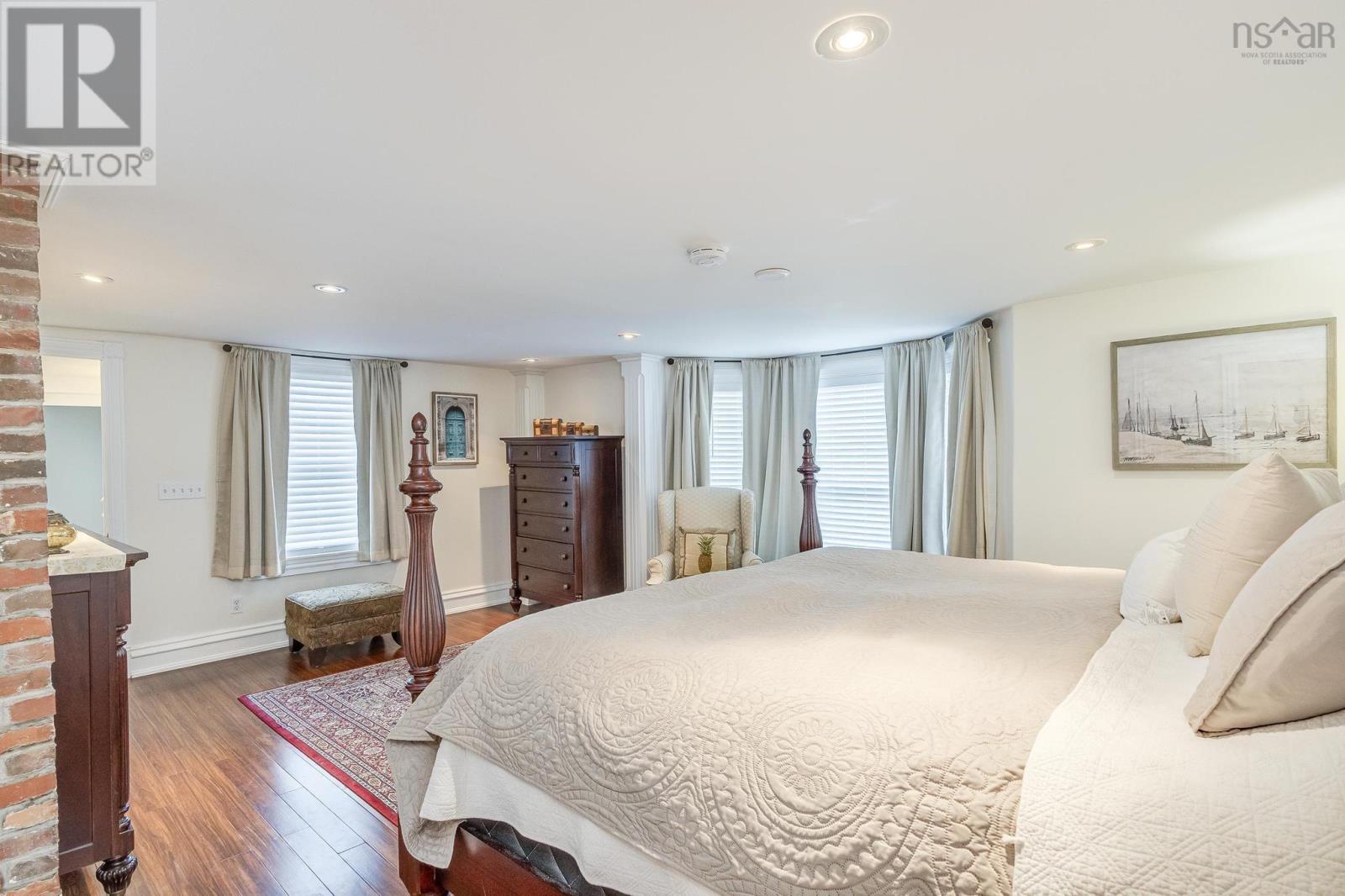 Property 25 of 50 of 76 Montague Row