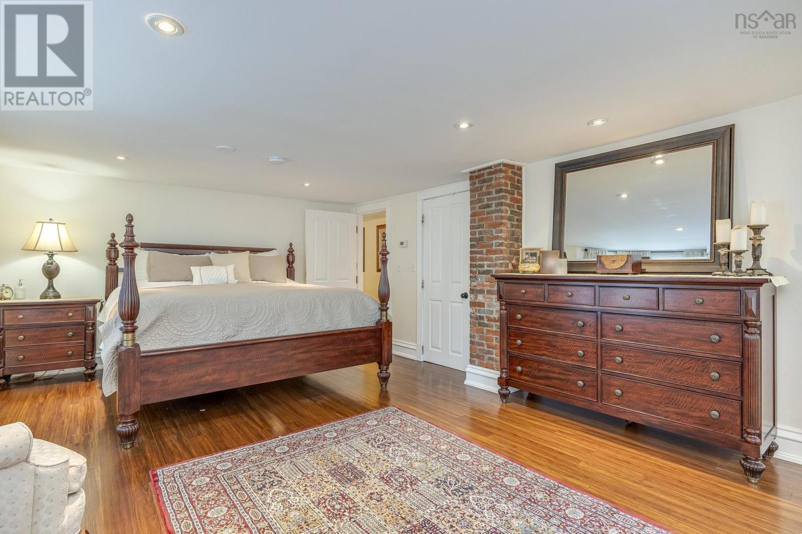 Property 27 of 50 of 76 Montague Row