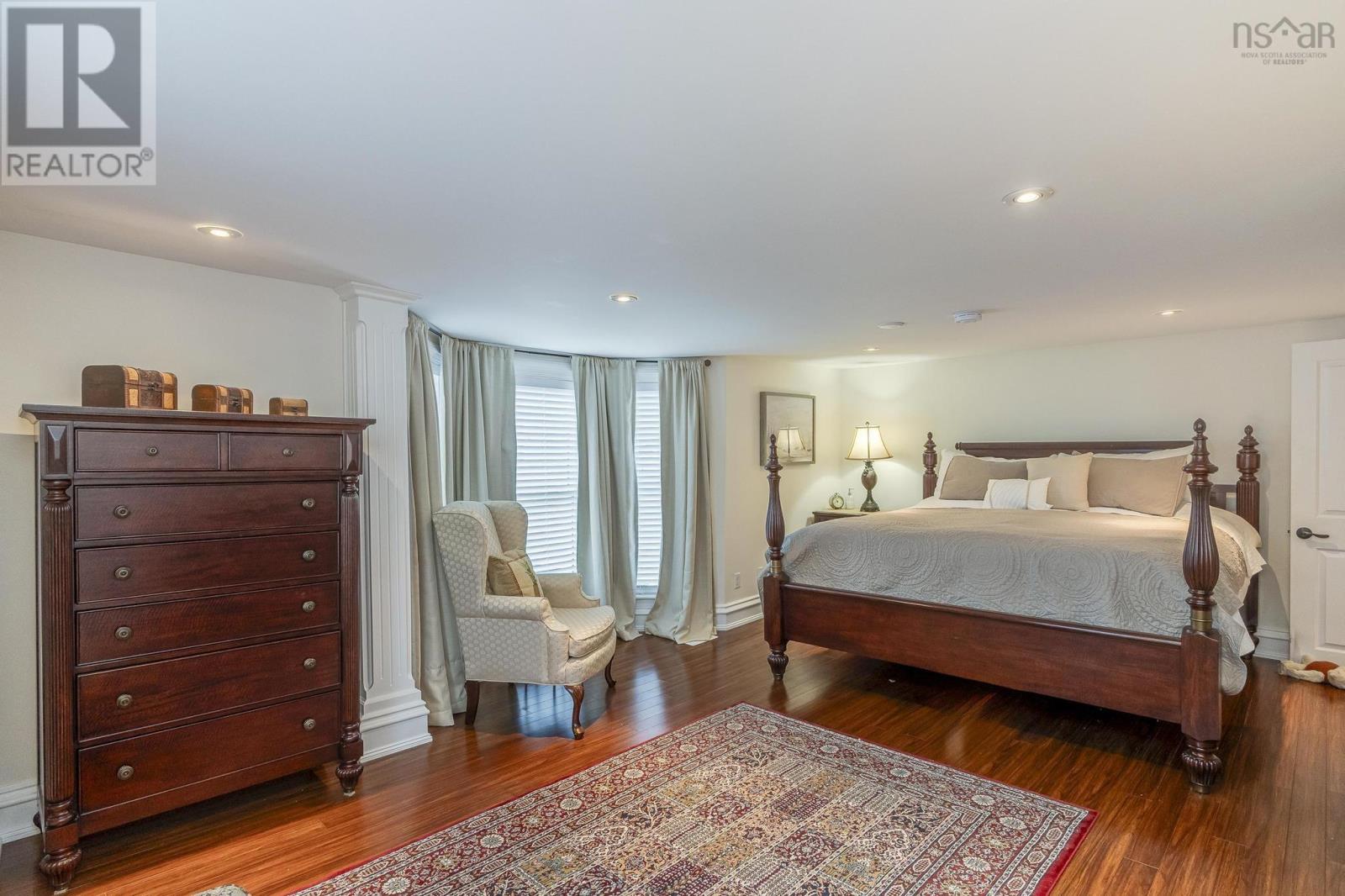 Property 26 of 50 of 76 Montague Row