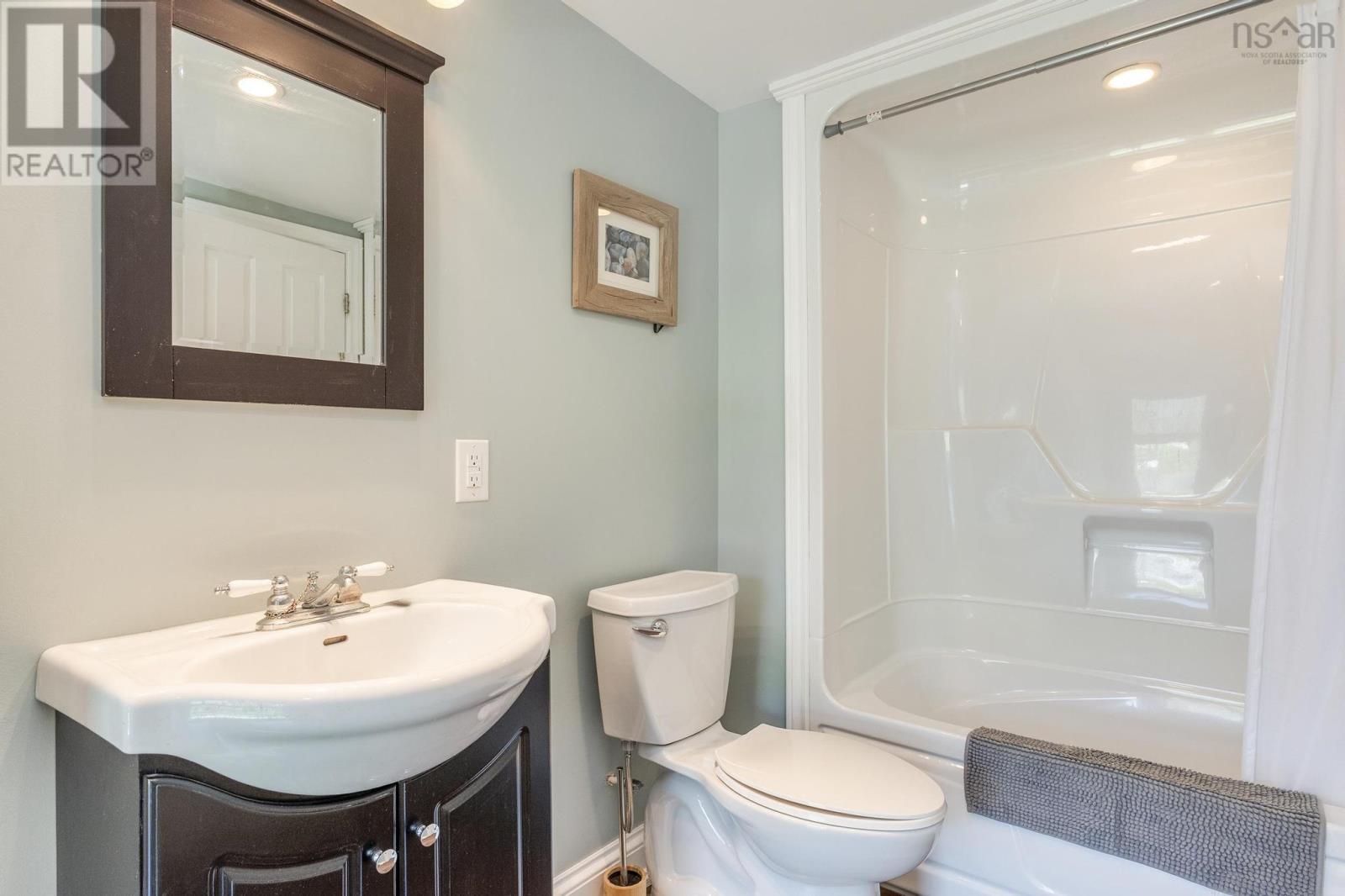 Property 32 of 50 of 76 Montague Row