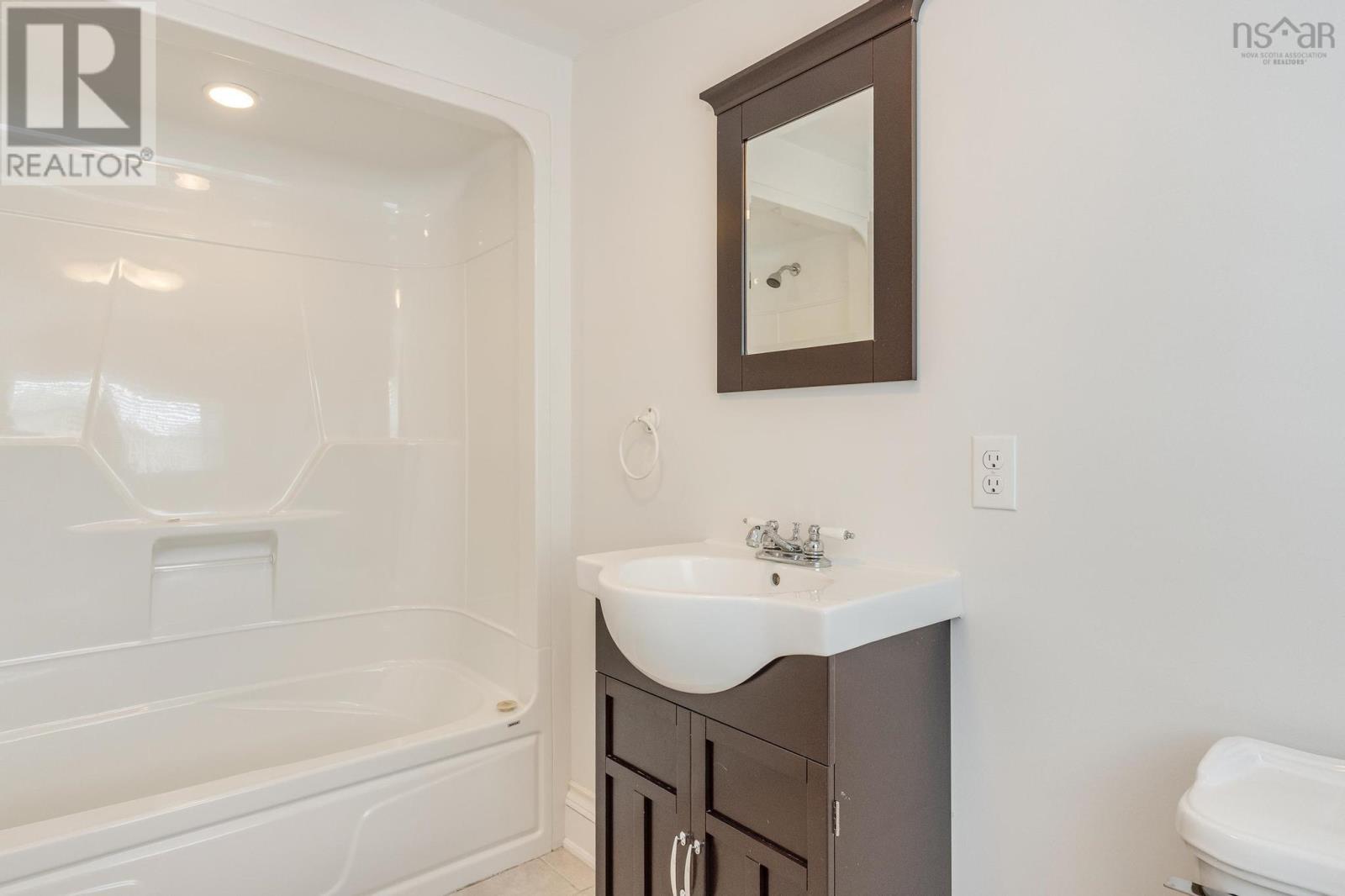 Property 36 of 50 of 76 Montague Row