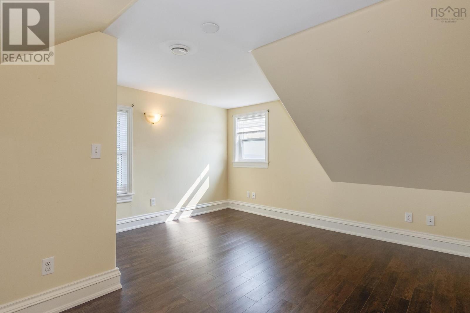 Property 45 of 50 of 76 Montague Row