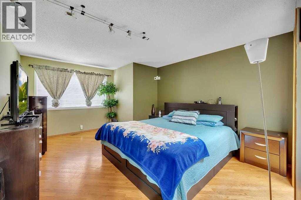 Single Family House for Sale in  Somerset Drive SW Somerset Calgary 