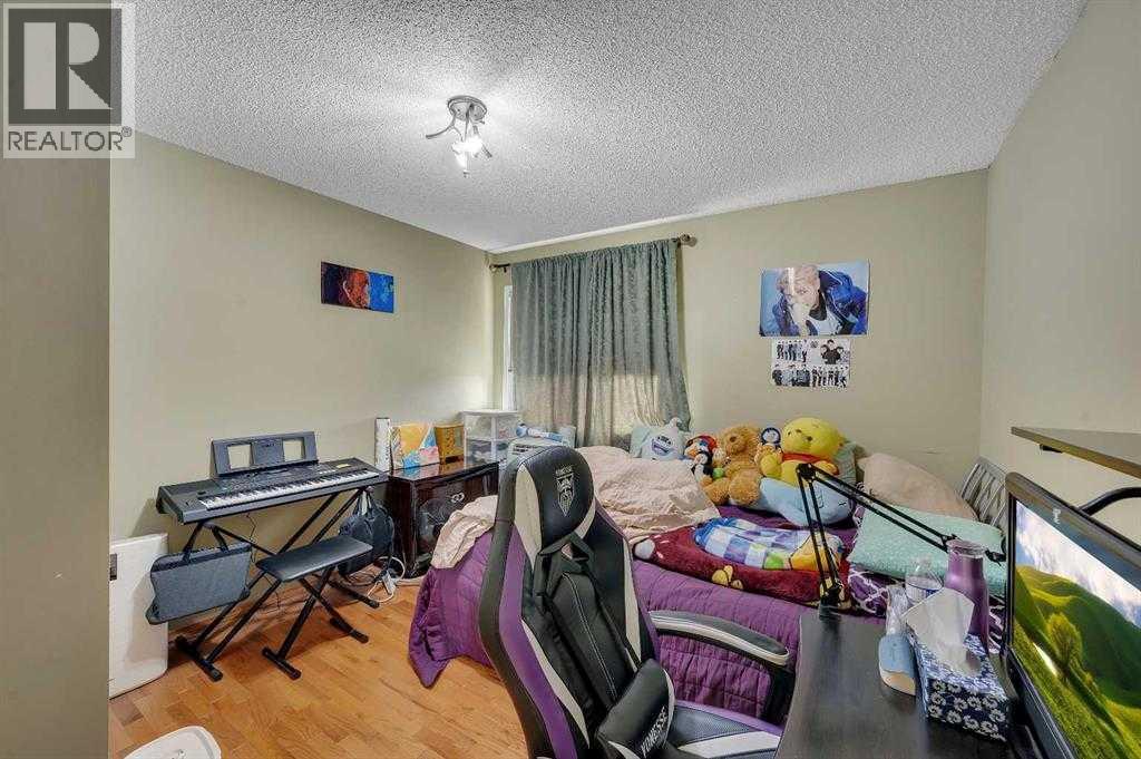 Single Family House for Sale in  Somerset Drive SW Somerset Calgary 