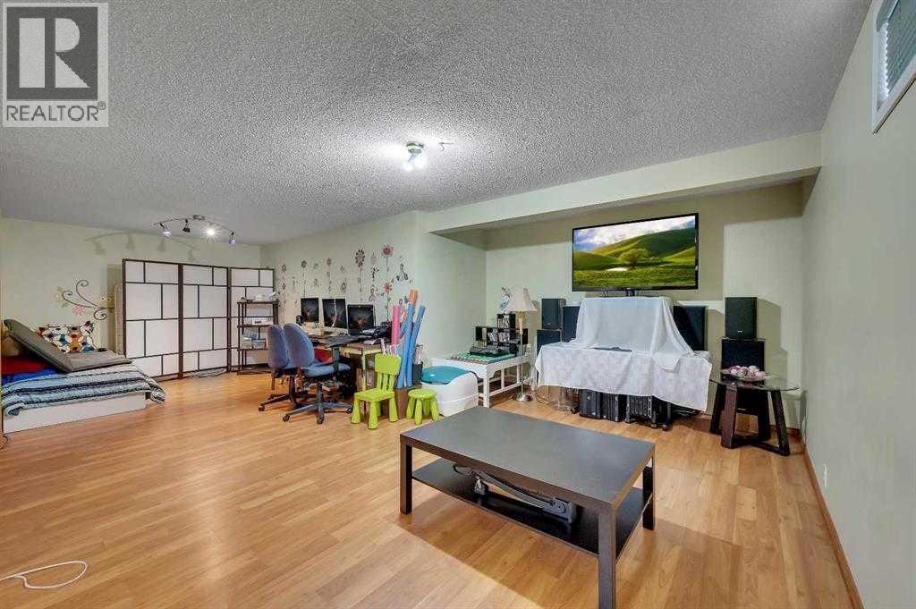 Single Family House for Sale in  Somerset Drive SW Somerset Calgary 