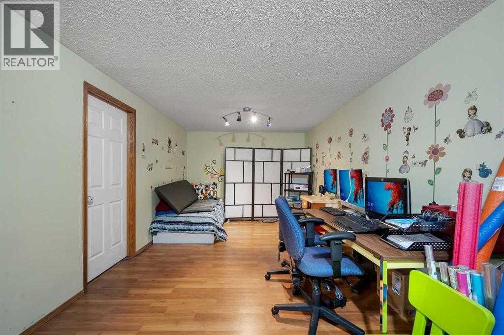 Single Family House for Sale in  Somerset Drive SW Somerset Calgary 