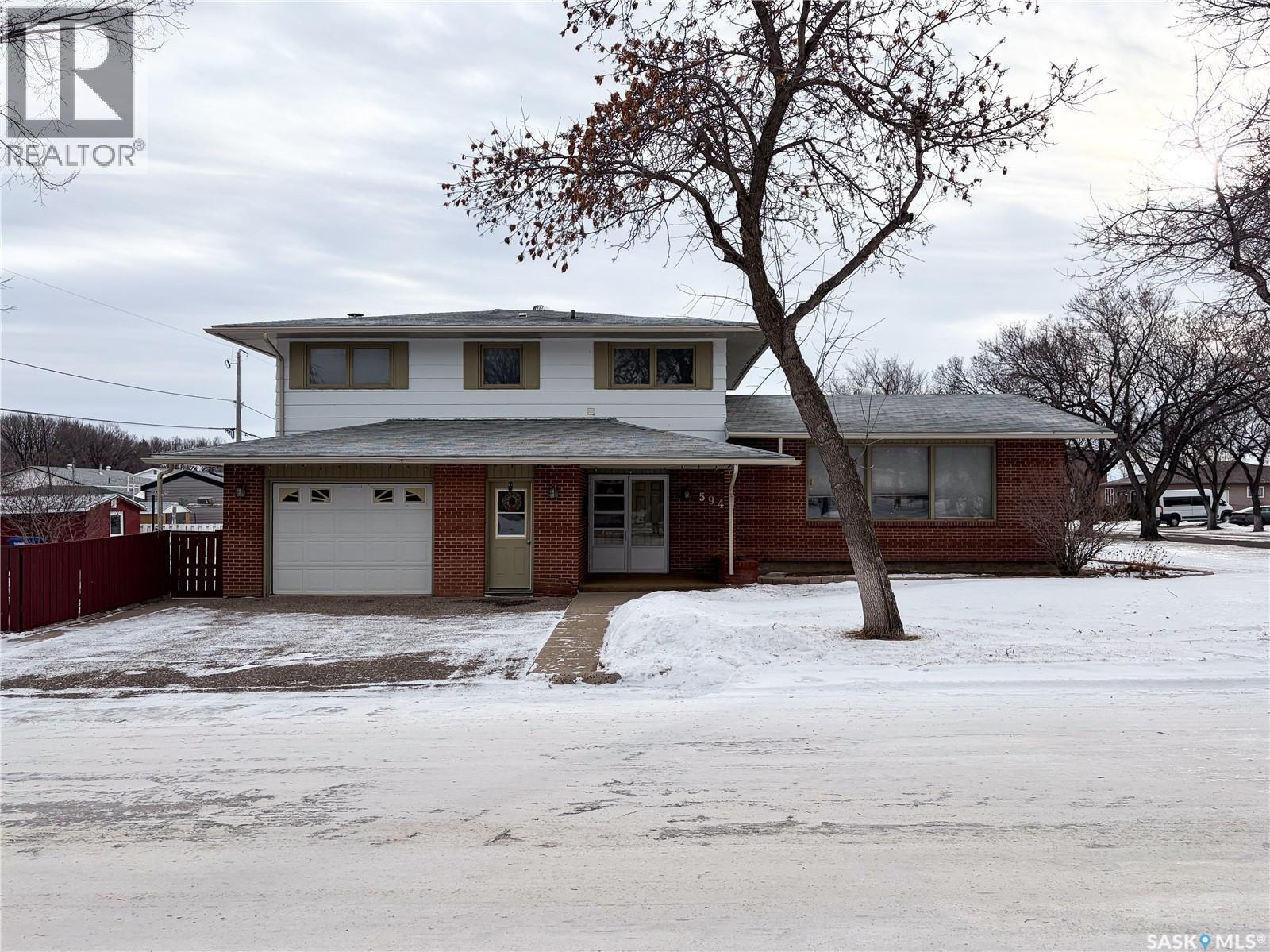 594 5th STREET W - Photo 2 of 50, Shaunavon, Saskatchewan