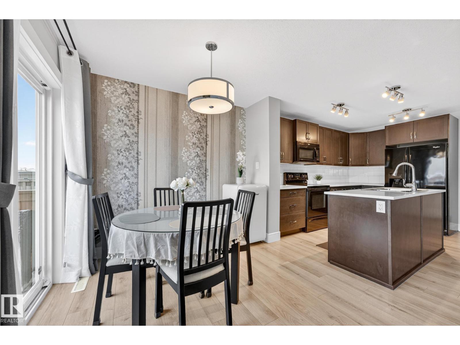 17604 8 AV SW, Edmonton