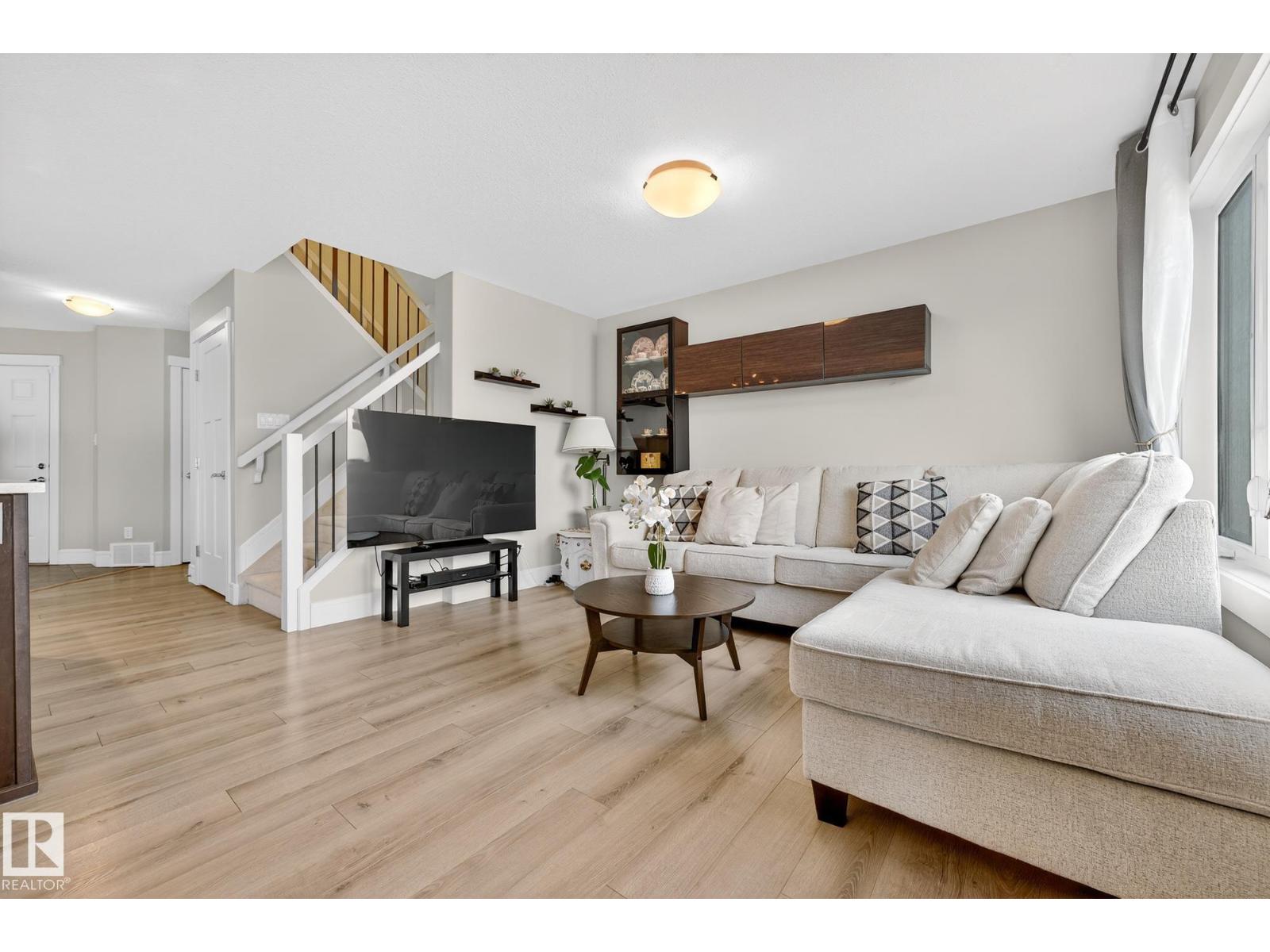 17604 8 AV SW, Edmonton