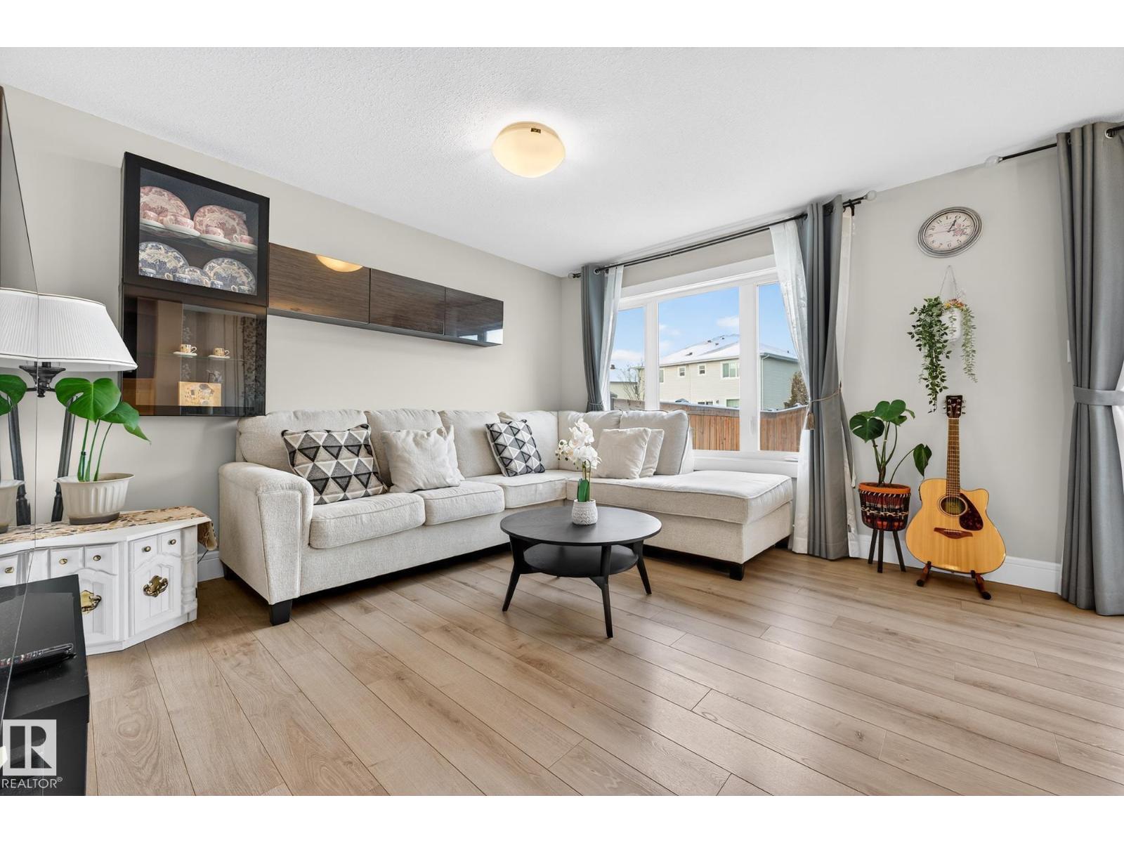 17604 8 AV SW, Edmonton