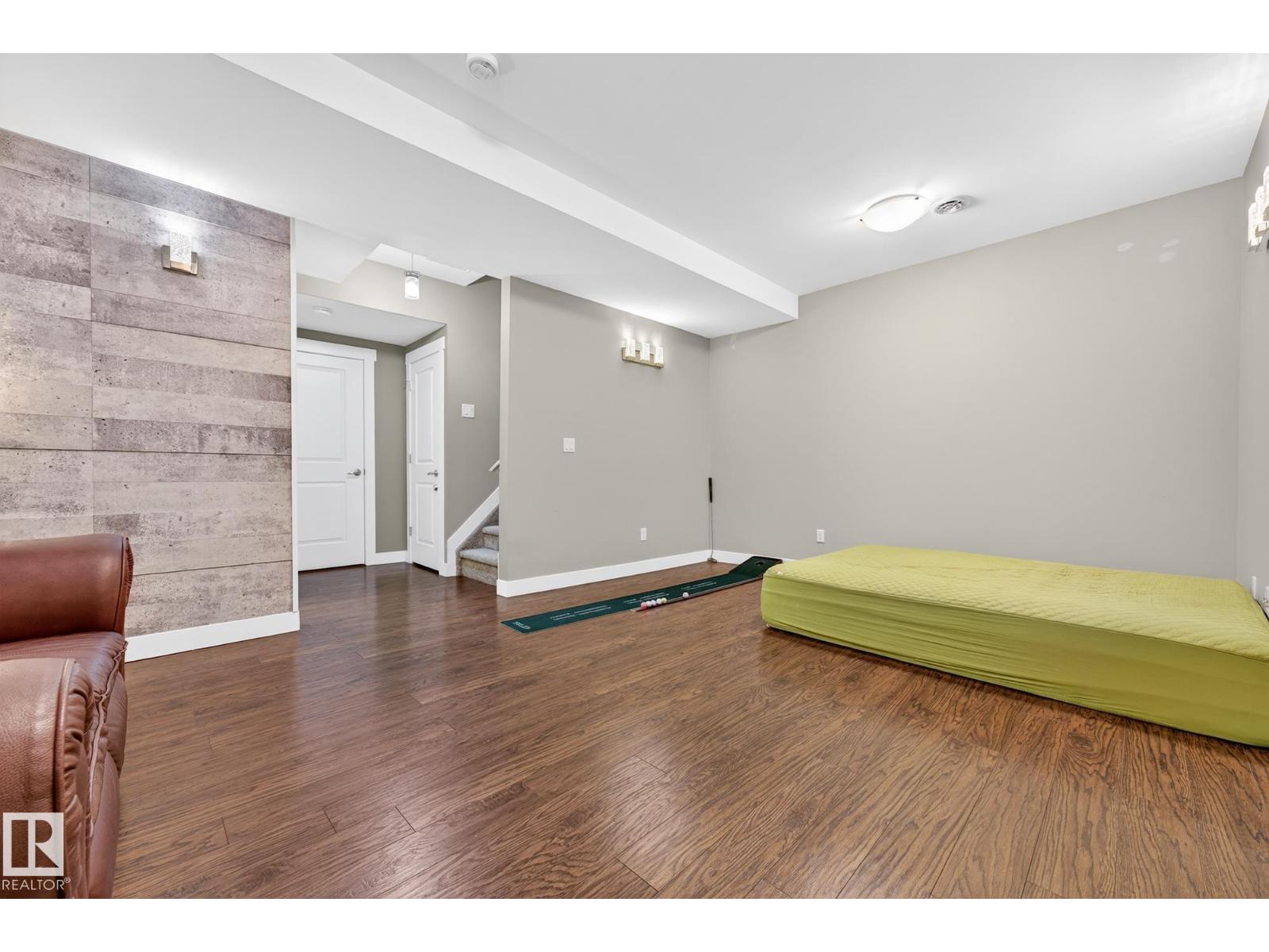 17604 8 AV SW, Edmonton