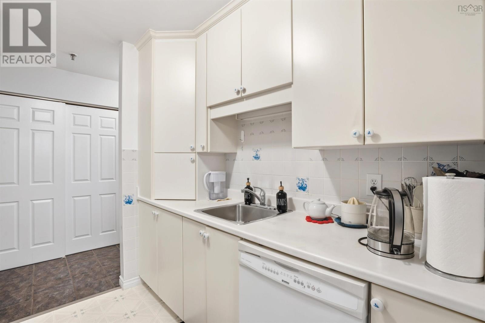 Property 20 of 39 of 204 63 Farnham Gate Road