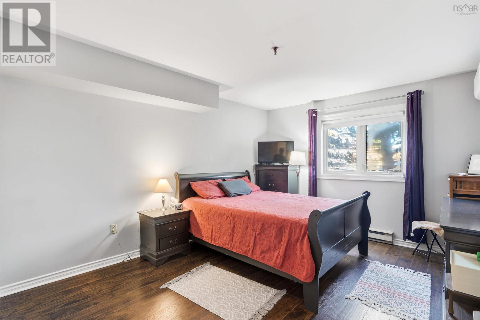 Property 24 of 39 of 204 63 Farnham Gate Road