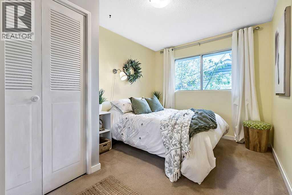 Single Family House 4 Level for Sale in  Dalcroft Crescent NW Dalhousie Calgary 