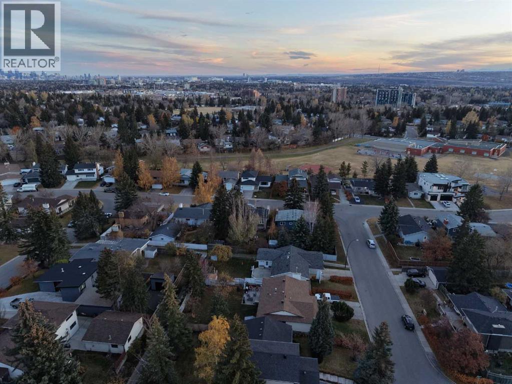 Single Family House 4 Level for Sale in  Dalcroft Crescent NW Dalhousie Calgary 