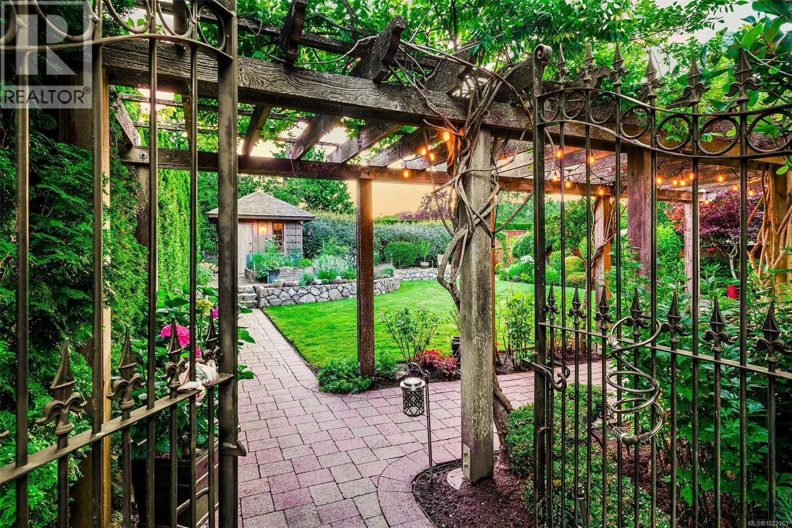 5388 Parker Ave, Saanich