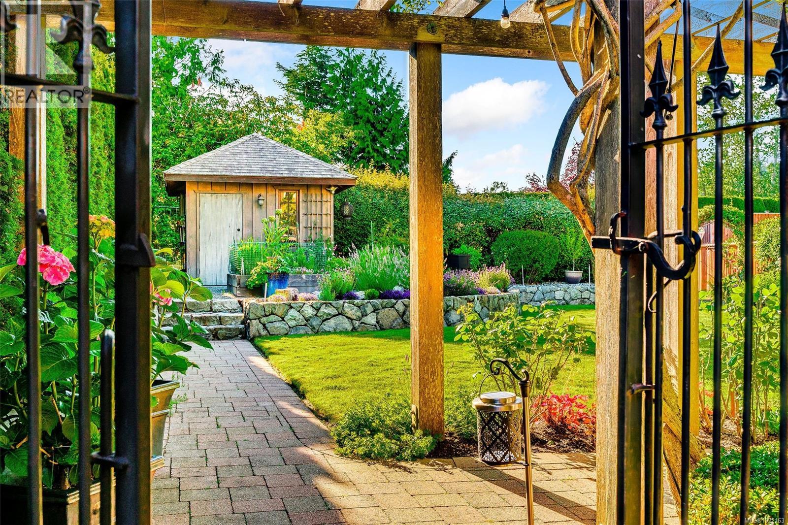 5388 Parker Ave, Saanich