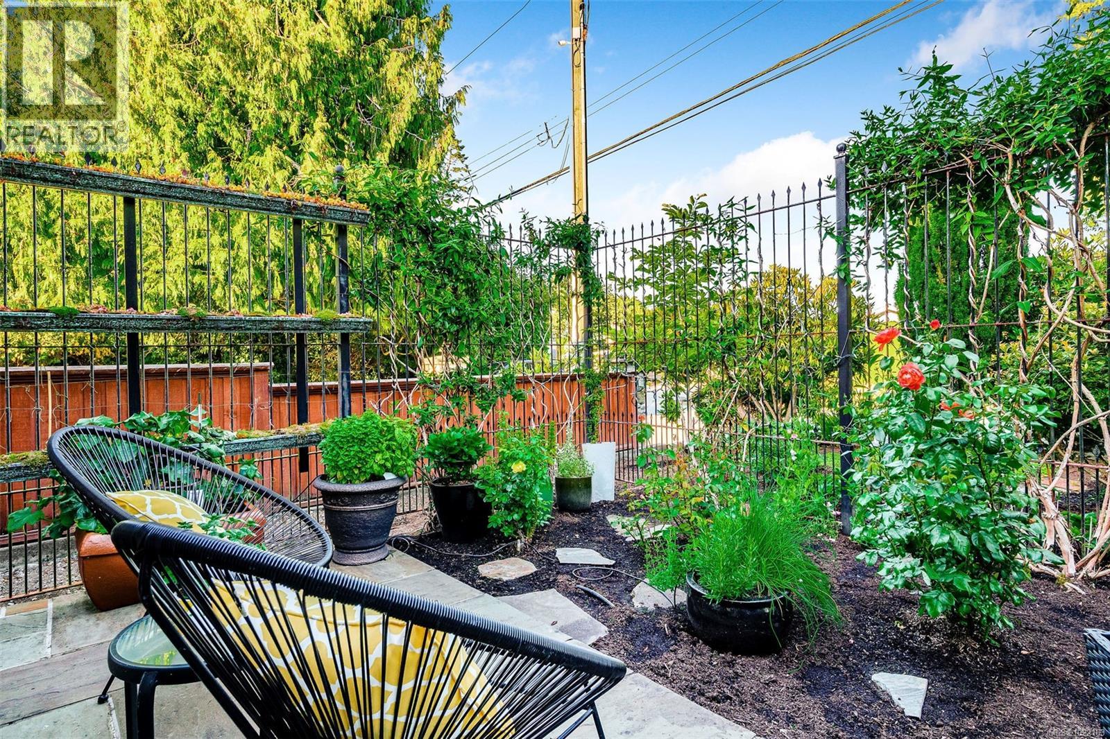 5388 Parker Ave, Saanich