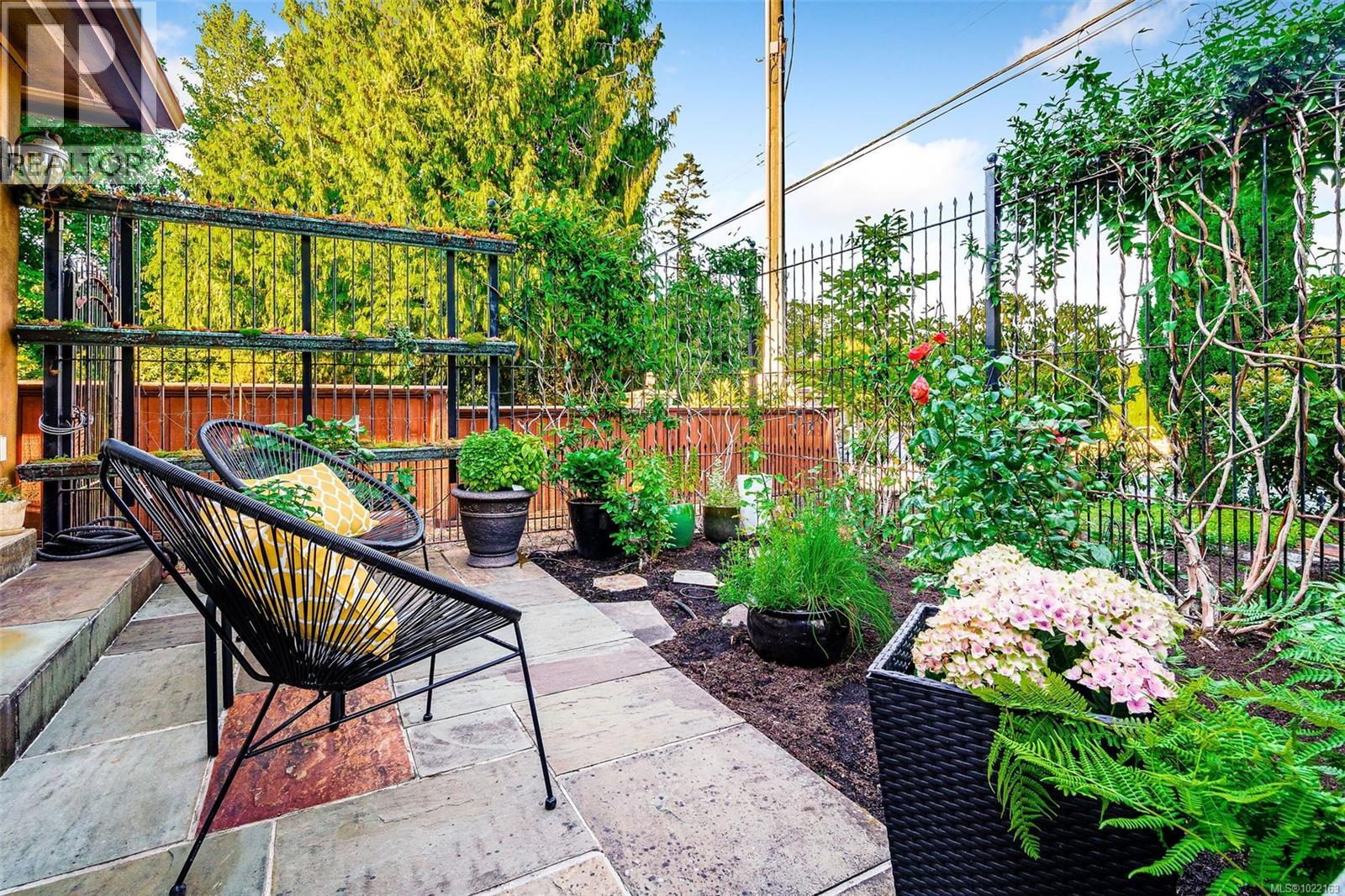 5388 Parker Ave, Saanich