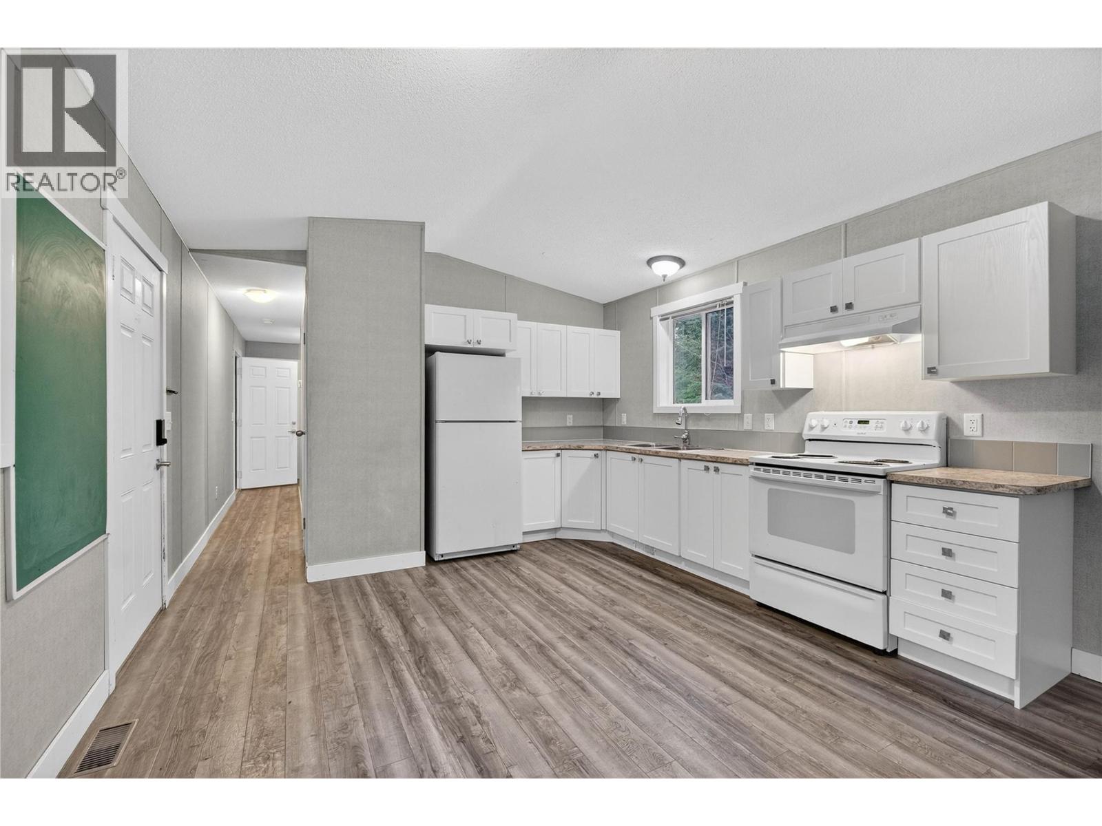 3277 Loschinski Road, Revelstoke