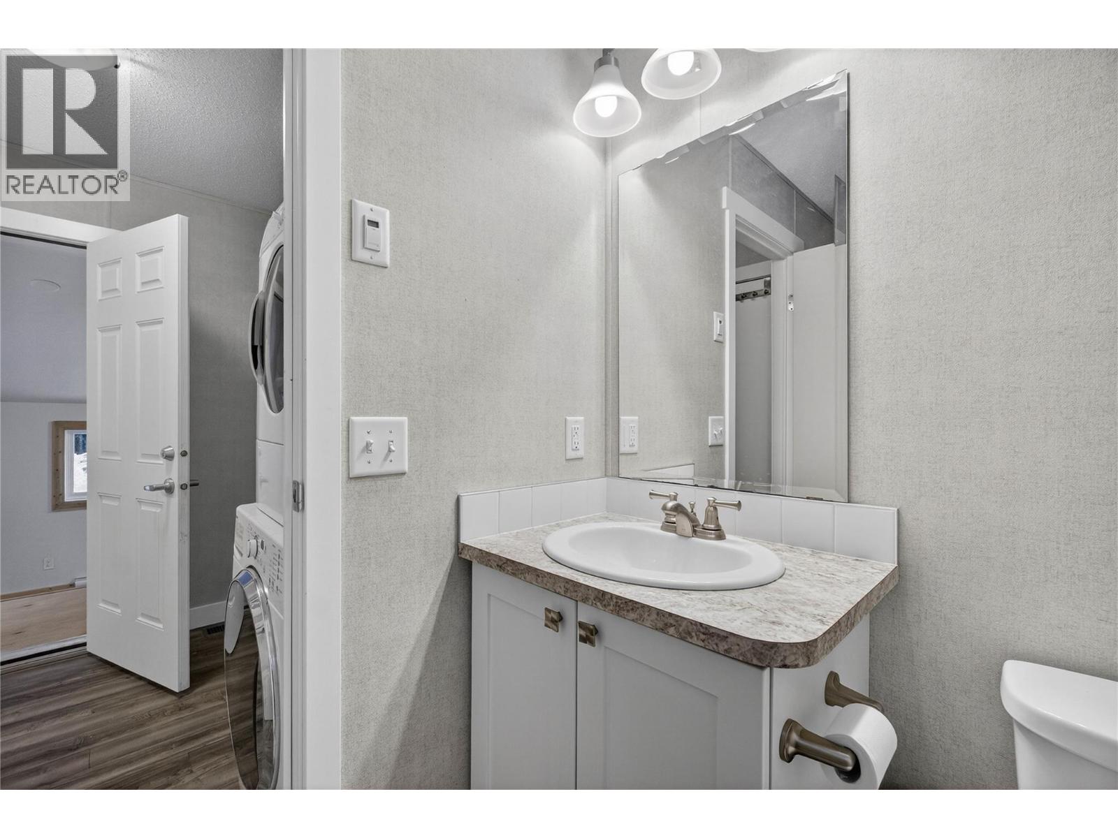 3277 Loschinski Road, Revelstoke