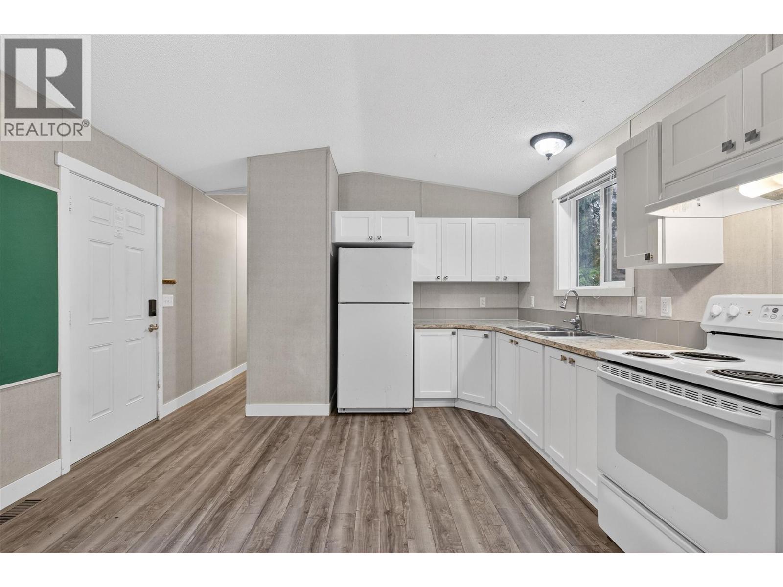 3277 Loschinski Road, Revelstoke