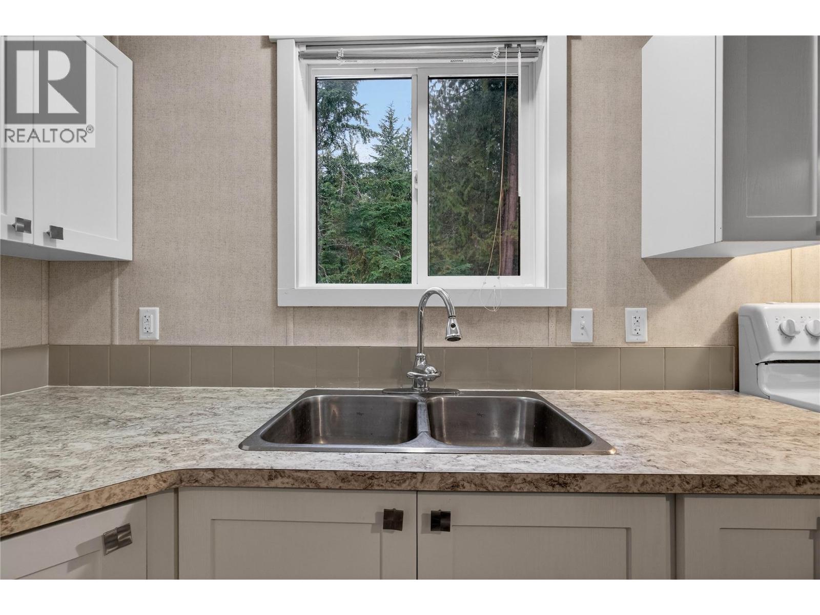 3277 Loschinski Road, Revelstoke