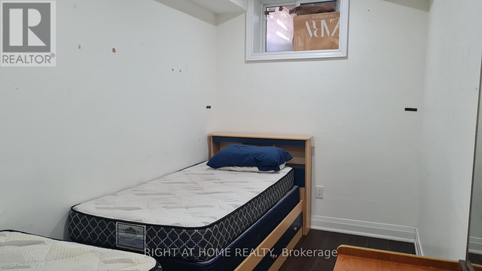 ROOM A - 10 EMMOTT AVENUE, Toronto (Oakridge), Ontario