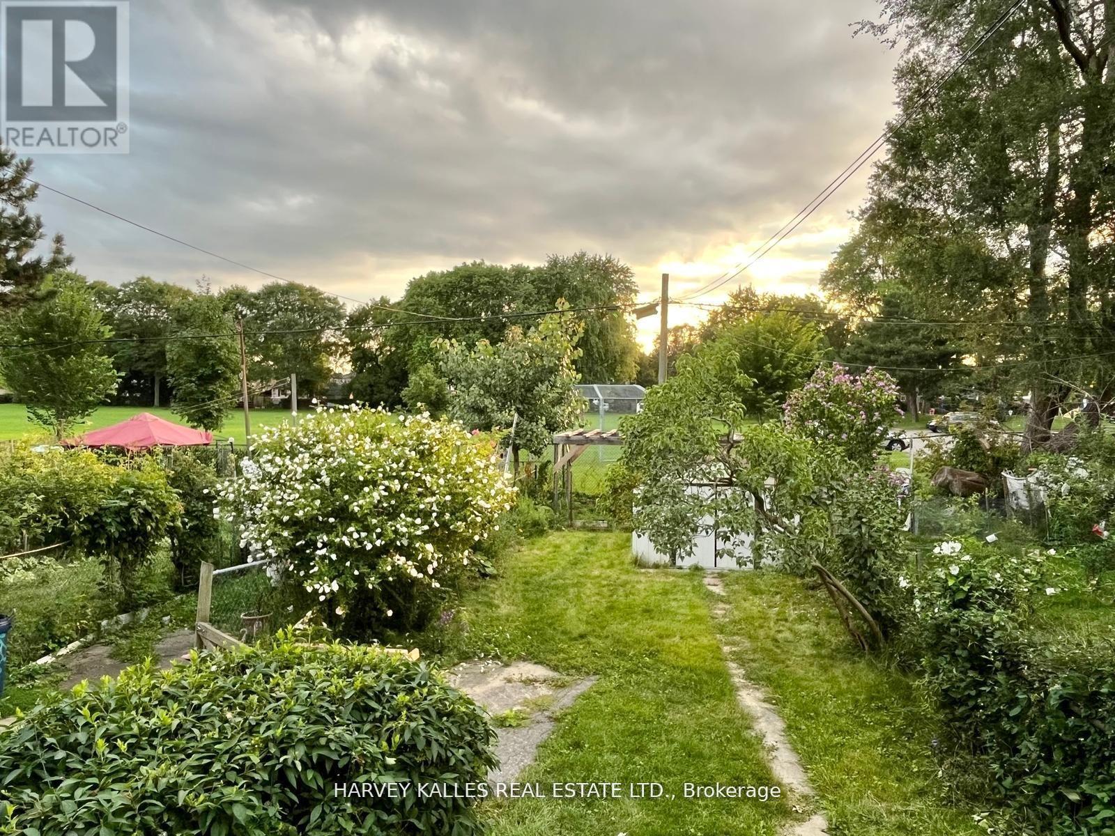 Single Family House for Sale in ROOM   LEYTON AVENUE Toronto (Oakridge) 